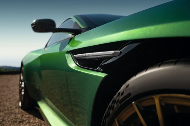 Aston Martin DB12 12